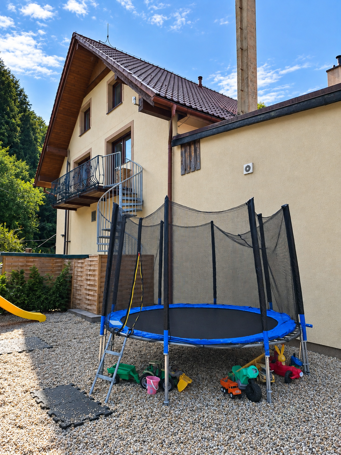 Dvor s trampolínou a detskými hračkami